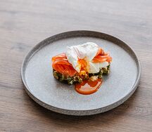 Вафли шпинатные с лососем и сыром креметто