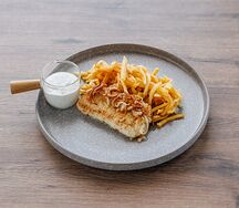 Филе жареной трески с луковыми чипсами 