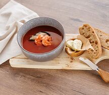 Томатный суп с мидиями и креветками