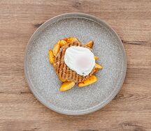 Бифштекс с яйцом пашот и картофелем Айдахо 