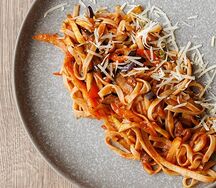 Паста с овощами в томатном соусе 