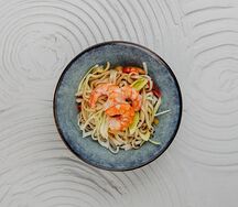 Wok лапша с креветками