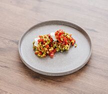 Вафли шпинатные с овощный тар-таром, яйцом пашот и сыром креметто