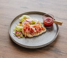 Филе цыплёнка в беконе с гарниром из овощей