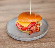 Бургер с бифштексом и беконом