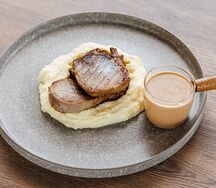 Язык говяжий на гриле с пюре и соусом демиглас