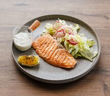 Лосось на гриле с гарниром из свежих овощей и соусом тартар