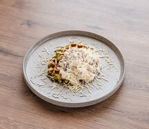 Вафли шпинатные с куриным жульеном, грибами и сыром пармезан