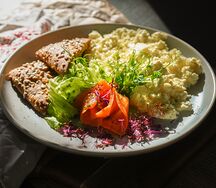 Французские тосты со скрэмблом и форелью