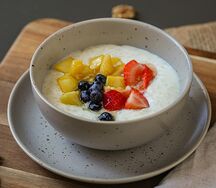 Рисовая каша с сезонными фруктами и солёной карамелью