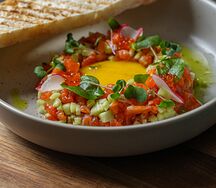 Тартар из форели с чиабаттой и манговым соусом