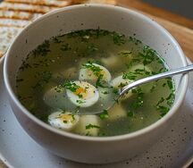 Куриный бульон с яйцом