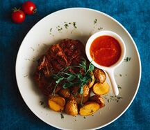 Свиной стейк с картофелем бейби