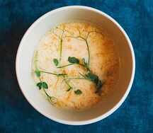 Куриный суп с рисом и яично-лимонной заправкой