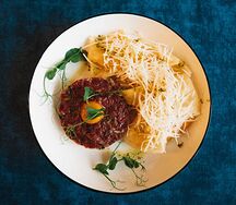 Тартар из говядины с хрустящей питой и пармезаном