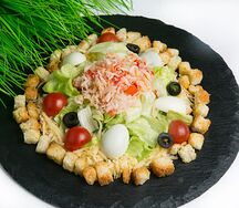 Салат Цезарь с натуральным крабом