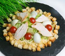 Салат Цезарь с курицей