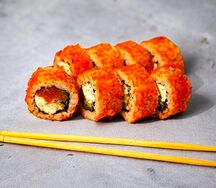 Калифорния с красной рыбой