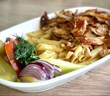 Шаурма на тарелке с макаронами и телятиной 