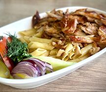 Шаурма на тарелке с макаронами и курицей