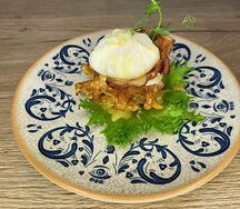 Картофельная вафля с беконом и яйцом пашот