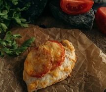 Куриная грудка с помидором, запеченная под сыром