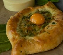 Хачапури со шпинатом и копченым сыром