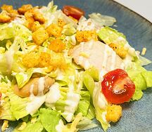 Салат Цезарь с курочкой