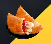 Чебурек с клубникой и бананом