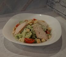 Салат Цезарь с курицей