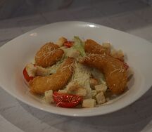 Салат Цезарь с креветками