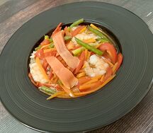 Рис с лососем и креветками