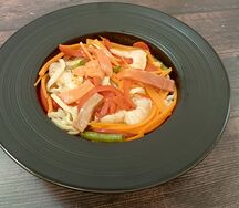 Лапша с лососем и креветками