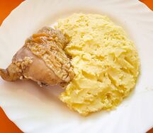 Курица из духовки с картофельным пюре