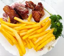 Свинина из дровяной печи с картофелем фри