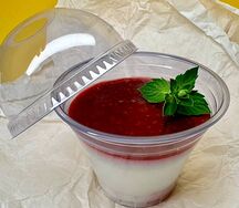 Панакота ванильная с малиновым муссом