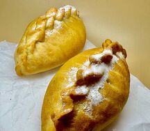 Пирожок с брусникой