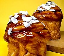 Карамельный бриошь с вареной сгущенкой