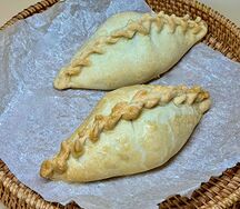 Пирожок с капустой и грибами