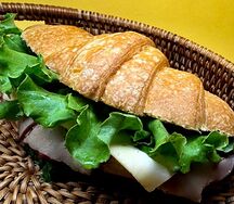 Круассан с сочной говядиной, сыром и овощами