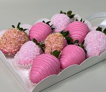 Коробочка на 9 ягод в розовом шоколаде 