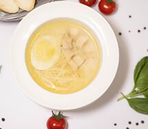 Куриный суп с домашней лапшой и яйцом