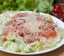 Салат Цезарь с лососем