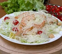 Салат Цезарь с креветками