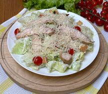 Салат Цезарь с курицей