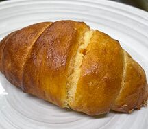 Круассан с вареной сгущенкой