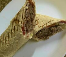 Люля-кебаб из говядины в лаваше с овощами