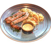 Колбаски на огне из индейки с тушёной капустой