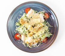 Салат Цезарь с курицей