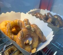 Пончики с топпингом Соленая карамель и шоколад
